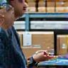 Employée scannant un colis dans un environnement e-commerce moderne