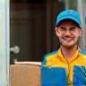Livreur remettant un colis à un client souriant à sa porte